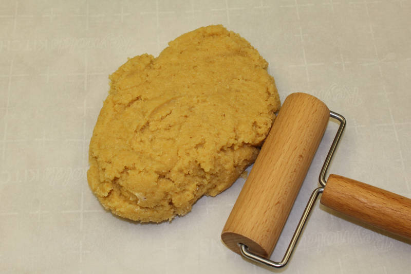 dough for keto pumpkin pie before rolling